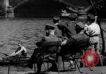 Immagine di Folla di Londra Londra Inghilterra Regno Unito, 1943, secondo 31 filmato di repertorio 65675070899