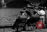 Immagine di Folla di Londra Londra Inghilterra Regno Unito, 1943, secondo 32 filmato di repertorio 65675070899