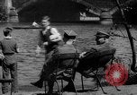 Immagine di Folla di Londra Londra Inghilterra Regno Unito, 1943, secondo 40 filmato di repertorio 65675070899