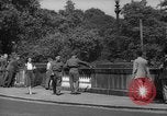 Immagine di Folla di Londra Londra Inghilterra Regno Unito, 1943, secondo 41 filmato di repertorio 65675070899