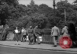 Immagine di Folla di Londra Londra Inghilterra Regno Unito, 1943, secondo 42 filmato di repertorio 65675070899