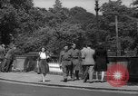 Immagine di Folla di Londra Londra Inghilterra Regno Unito, 1943, secondo 44 filmato di repertorio 65675070899