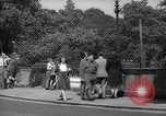 Immagine di Folla di Londra Londra Inghilterra Regno Unito, 1943, secondo 45 filmato di repertorio 65675070899