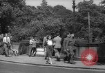 Immagine di Folla di Londra Londra Inghilterra Regno Unito, 1943, secondo 46 filmato di repertorio 65675070899