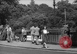 Immagine di Folla di Londra Londra Inghilterra Regno Unito, 1943, secondo 47 filmato di repertorio 65675070899