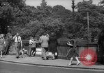 Immagine di Folla di Londra Londra Inghilterra Regno Unito, 1943, secondo 48 filmato di repertorio 65675070899