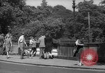Immagine di Folla di Londra Londra Inghilterra Regno Unito, 1943, secondo 49 filmato di repertorio 65675070899