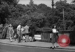 Immagine di Folla di Londra Londra Inghilterra Regno Unito, 1943, secondo 50 filmato di repertorio 65675070899