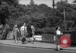 Immagine di Folla di Londra Londra Inghilterra Regno Unito, 1943, secondo 51 filmato di repertorio 65675070899