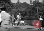 Immagine di Folla di Londra Londra Inghilterra Regno Unito, 1943, secondo 52 filmato di repertorio 65675070899