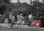 Immagine di Folla di Londra Londra Inghilterra Regno Unito, 1943, secondo 54 filmato di repertorio 65675070899
