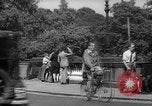 Immagine di Folla di Londra Londra Inghilterra Regno Unito, 1943, secondo 55 filmato di repertorio 65675070899