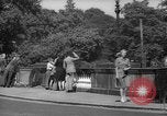 Immagine di Folla di Londra Londra Inghilterra Regno Unito, 1943, secondo 56 filmato di repertorio 65675070899