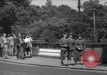 Immagine di Folla di Londra Londra Inghilterra Regno Unito, 1943, secondo 61 filmato di repertorio 65675070899