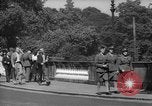 Immagine di Folla di Londra Londra Inghilterra Regno Unito, 1943, secondo 62 filmato di repertorio 65675070899