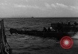 Immagine di Landing Craft pozzi meccanizzati su D-Day Canale in inglese, 1944, secondo 4 filmato di repertorio 65675070901