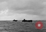 Immagine di Landing Craft pozzi meccanizzati su D-Day Canale in inglese, 1944, secondo 47 filmato di repertorio 65675070901