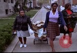 Immagine di Aiuto ai bisognosi dopo 1968 sommosse Washington DC USA, 1968, secondo 15 filmato di repertorio 65675070912