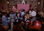 Immagine di Aiuto ai bisognosi dopo 1968 sommosse Washington DC USA, 1968, secondo 33 filmato di repertorio 65675070912