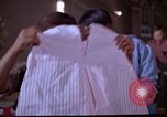 Immagine di Aiuto ai bisognosi dopo 1968 sommosse Washington DC USA, 1968, secondo 38 filmato di repertorio 65675070912