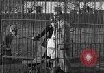 Immagine di Ragazza barbiere Inzersdorf Austria, 1932, secondo 11 filmato di repertorio 65675070963