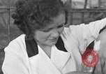 Immagine di Ragazza barbiere Inzersdorf Austria, 1932, secondo 33 filmato di repertorio 65675070963
