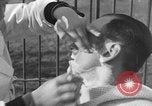 Immagine di Ragazza barbiere Inzersdorf Austria, 1932, secondo 47 filmato di repertorio 65675070963