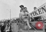 Standbild amphibischen Jeep Dänemark, 1951, aus Sekunde 25 historischem Filmmaterial Videoclip 65675070973