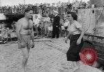 Standbild amphibischen Jeep Dänemark, 1951, aus Sekunde 32 historischem Filmmaterial Videoclip 65675070973