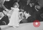 Immagine di Sfilata di moda New York United States USA, 1949, secondo 8 filmato di repertorio 65675070979