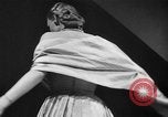 Immagine di Sfilata di moda New York United States USA, 1949, secondo 21 filmato di repertorio 65675070979