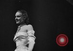 Immagine di Sfilata di moda New York United States USA, 1949, secondo 23 filmato di repertorio 65675070979