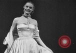 Immagine di Sfilata di moda New York United States USA, 1949, secondo 24 filmato di repertorio 65675070979
