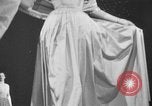 Immagine di Sfilata di moda New York United States USA, 1949, secondo 25 filmato di repertorio 65675070979