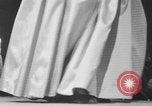 Immagine di Sfilata di moda New York United States USA, 1949, secondo 26 filmato di repertorio 65675070979