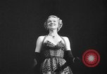 Immagine di Sfilata di moda New York United States USA, 1949, secondo 27 filmato di repertorio 65675070979