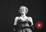 Immagine di Sfilata di moda New York United States USA, 1949, secondo 28 filmato di repertorio 65675070979