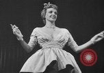 Immagine di Sfilata di moda New York United States USA, 1949, secondo 34 filmato di repertorio 65675070979