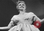 Immagine di Sfilata di moda New York United States USA, 1949, secondo 36 filmato di repertorio 65675070979