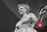 Immagine di Sfilata di moda New York United States USA, 1949, secondo 37 filmato di repertorio 65675070979
