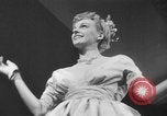Immagine di Sfilata di moda New York United States USA, 1949, secondo 38 filmato di repertorio 65675070979