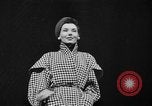 Immagine di Sfilata di moda New York United States USA, 1949, secondo 41 filmato di repertorio 65675070979