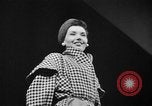 Immagine di Sfilata di moda New York United States USA, 1949, secondo 42 filmato di repertorio 65675070979