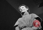 Immagine di Sfilata di moda New York United States USA, 1949, secondo 43 filmato di repertorio 65675070979