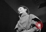 Immagine di Sfilata di moda New York United States USA, 1949, secondo 44 filmato di repertorio 65675070979