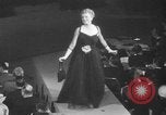Immagine di Sfilata di moda New York United States USA, 1949, secondo 51 filmato di repertorio 65675070979