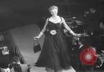 Immagine di Sfilata di moda New York United States USA, 1949, secondo 52 filmato di repertorio 65675070979