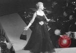 Immagine di Sfilata di moda New York United States USA, 1949, secondo 53 filmato di repertorio 65675070979