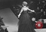 Immagine di Sfilata di moda New York United States USA, 1949, secondo 54 filmato di repertorio 65675070979