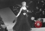 Immagine di Sfilata di moda New York United States USA, 1949, secondo 55 filmato di repertorio 65675070979